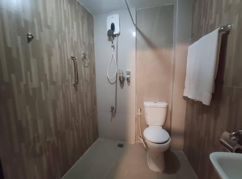 Executive Room, Non Smoking | Bathroom | Shower, rainfall showerhead, free toiletries, hair dryer