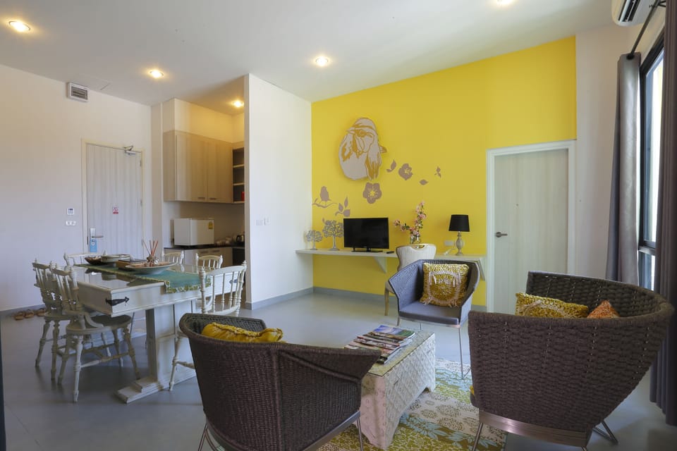 Executive Suite, 1 King Bed, Corner | Bathroom | Shower, free toiletries, hair dryer, slippers