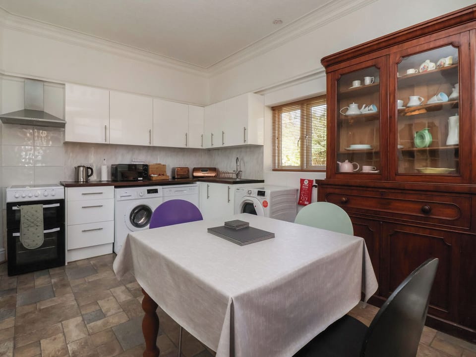 Cottage | Private kitchen | Dishwasher, cookware/dishes/utensils