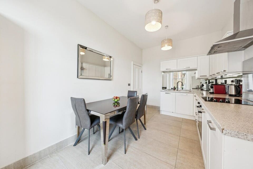 Cozy dining area with seating for 4, great for meals, remote work or casual chats. Clean, bright and perfect for relaxed gatherings.