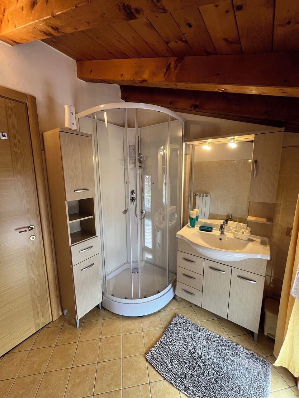 Penthouse, Lake View | Bathroom | Free toiletries, hair dryer, towels, soap