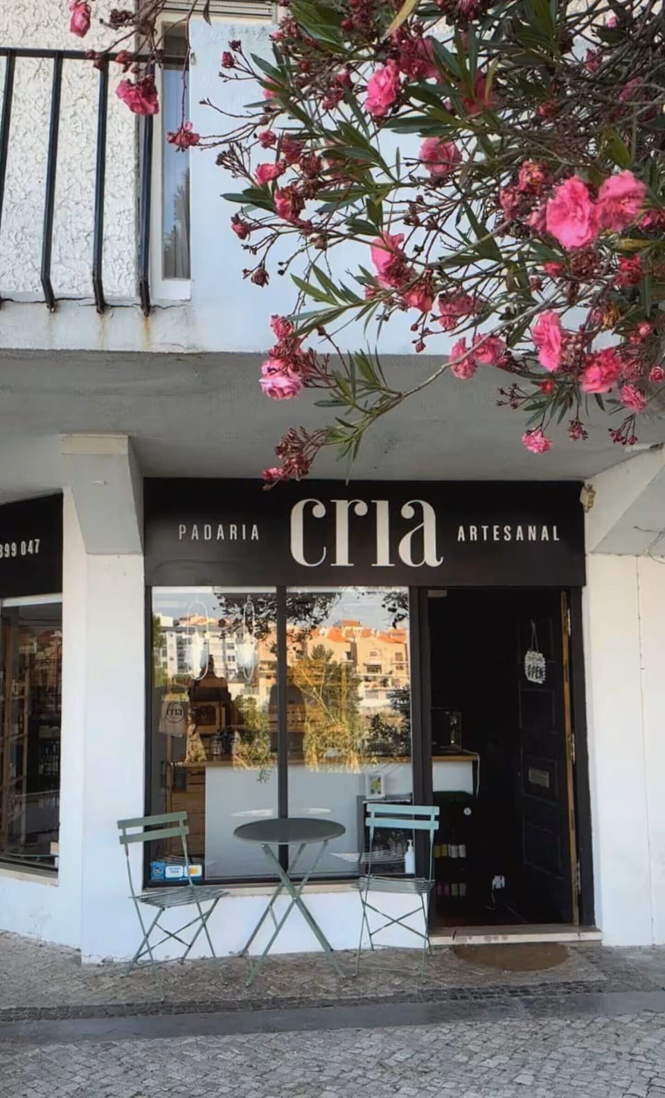 À porta do edifício encontra a Padaria Cria. Uma padaria artesanal gourmet. 
