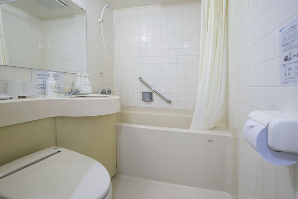 Combined shower/tub, deep soaking tub, free toiletries, hair dryer