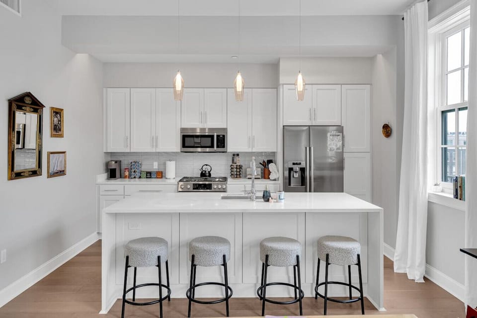 Beautiful and fully stocked kitchen