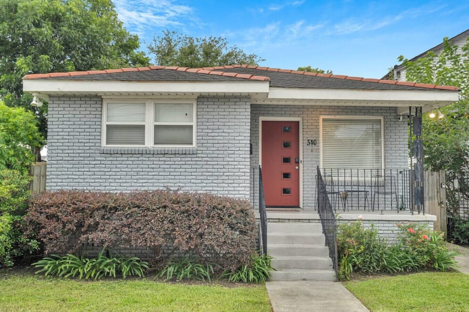 Cute mid-century bungalow home!