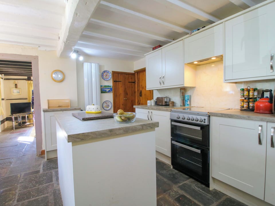 Fridge, microwave, dishwasher, cookware/dishes/utensils
