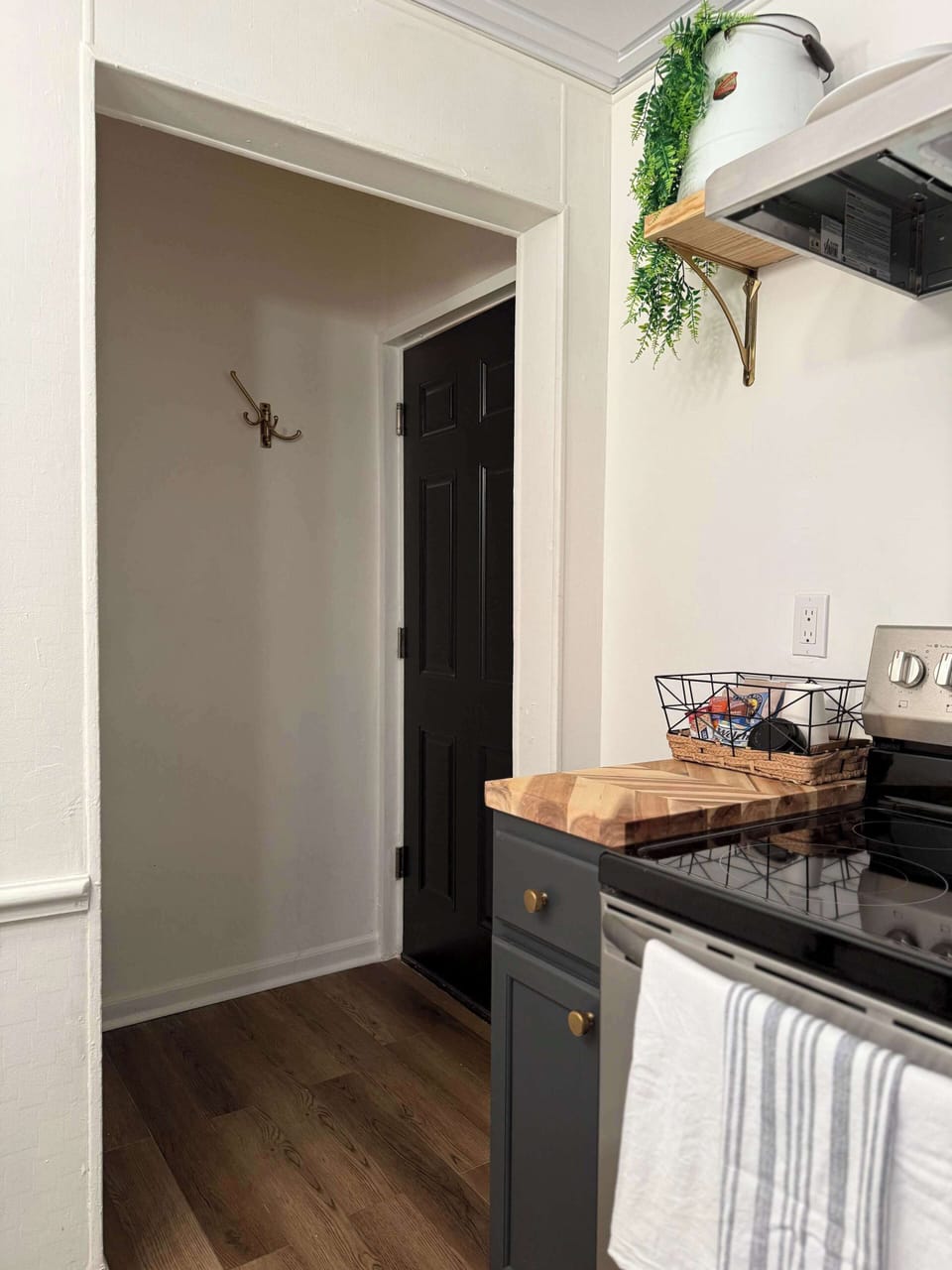 ENTRY: The entry vestibule is right off the kitchen.