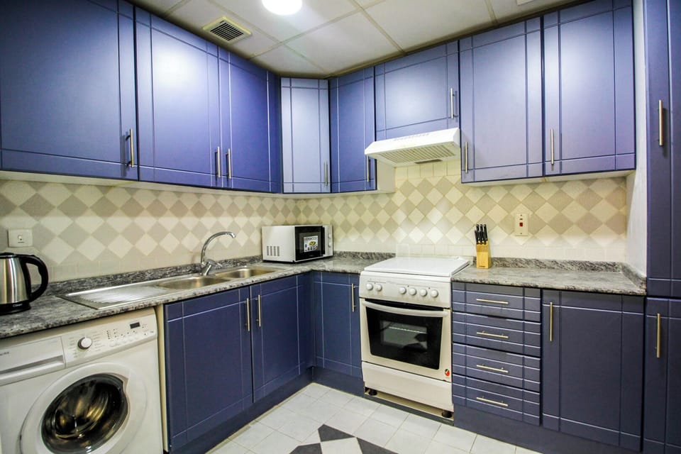 Deluxe Apartment, City View | Private kitchen