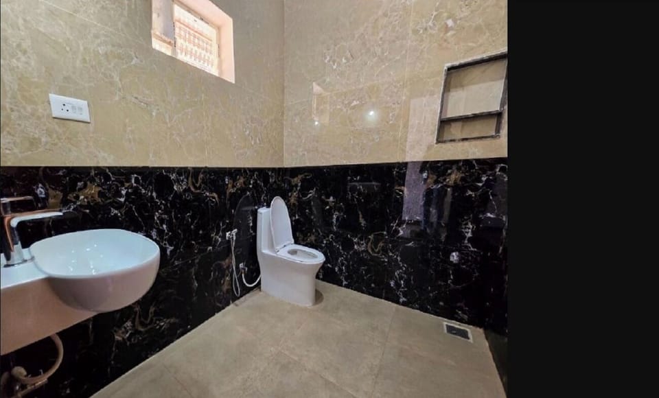 Standard Room | Bathroom | Shower, free toiletries, bidet, soap