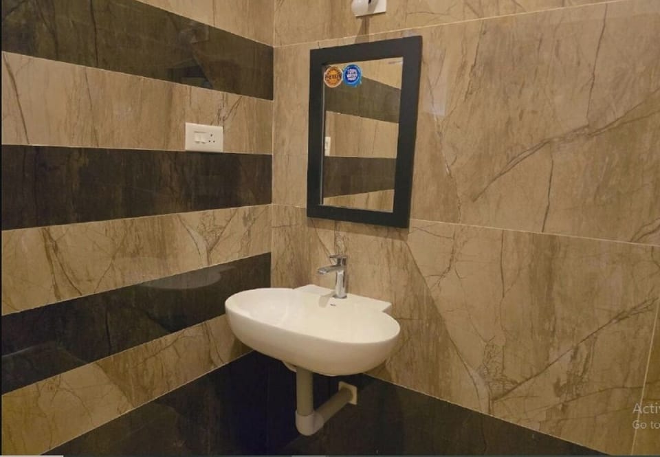 Deluxe Triple Room | Bathroom | Shower, free toiletries, bidet, soap