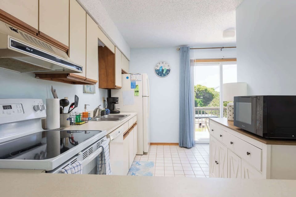 Fully Stocked Kitchen w/ Refrigerator, Oven, Microwave, Stove, Toaster, and Cooking Utensils