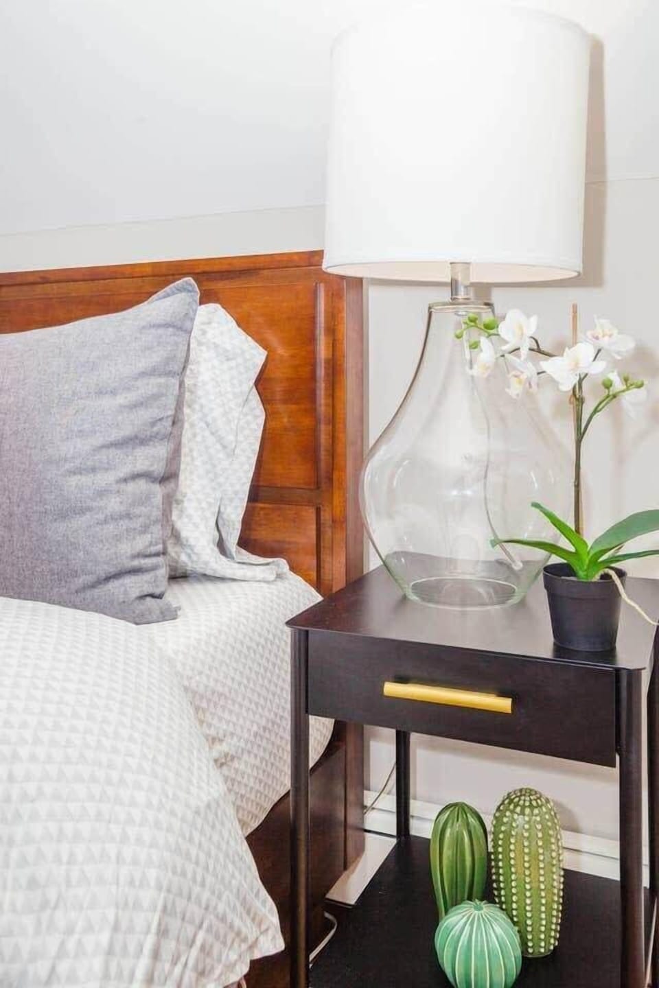 Bedroom 4: queen bed