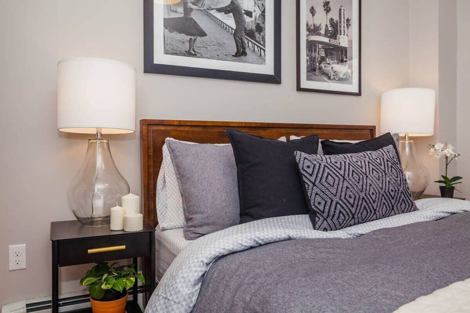Bedroom 3: queen bed