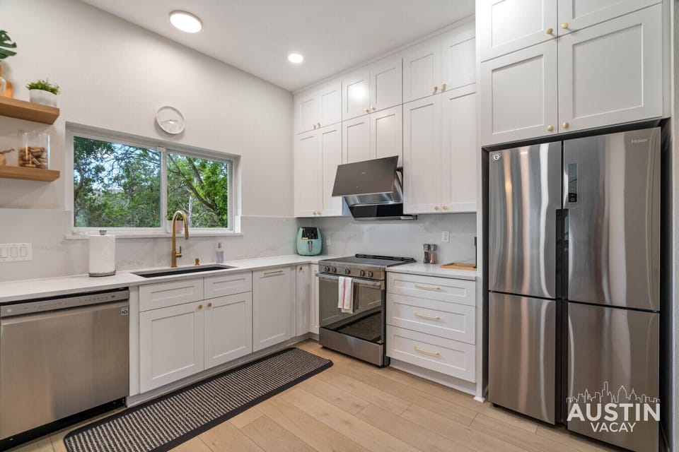 With pro-level appliances and a vented hood on standby, it’s built for long stays and big flavors.