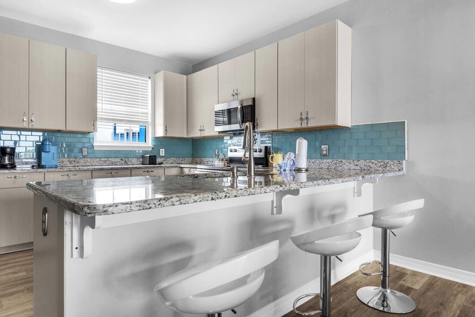 Eat-in kitchen bar seating
