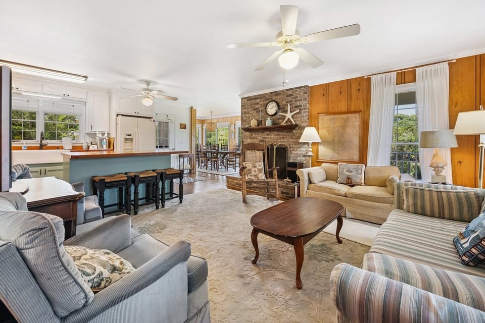 House, 4 Bedrooms | Living area