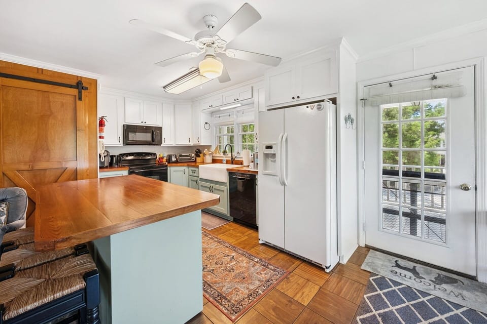 House, 4 Bedrooms | Private kitchen | Coffee/tea maker, fridge, oven, toaster