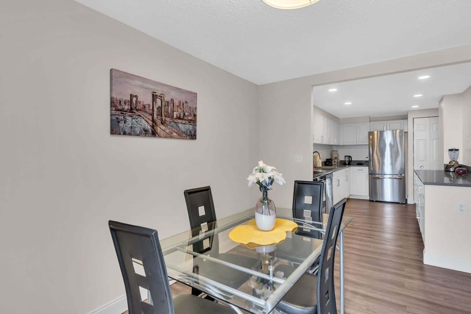 Apartment, 2 Bedrooms | Dining