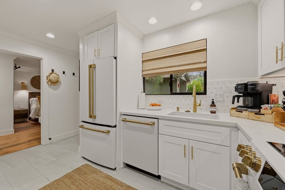 ☕ Start your day with fresh coffee and natural light. The kitchen offers a spacious workstation, modern appliances, and views of the lush Silverado grounds just outside.