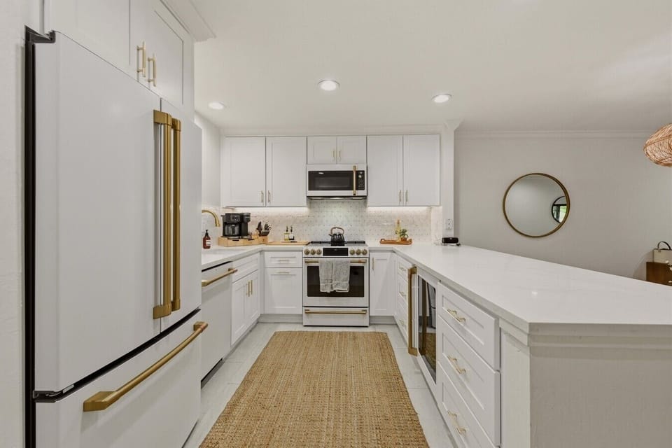 Fully equipped modern kitchen—perfect for cooking after a day exploring Napa Valley’s world-class wineries.