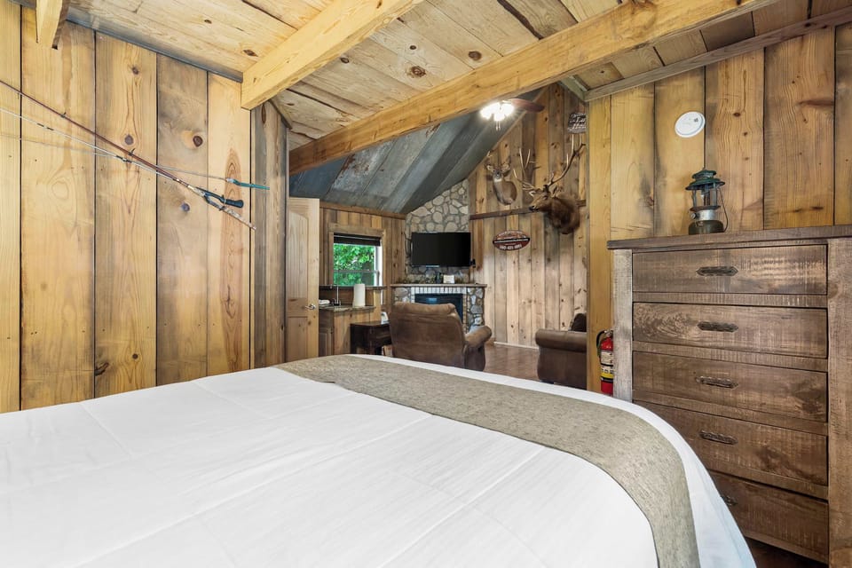 Recharge in the plush queen-sized bed after a day of adventure​