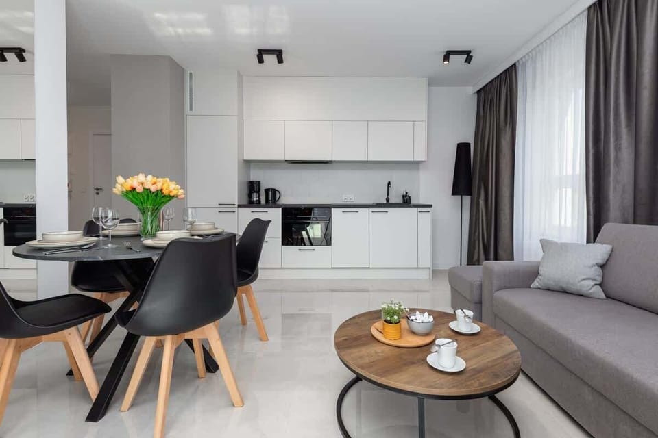 Kitchenette with plenty of kitchen utensils and dishes. 