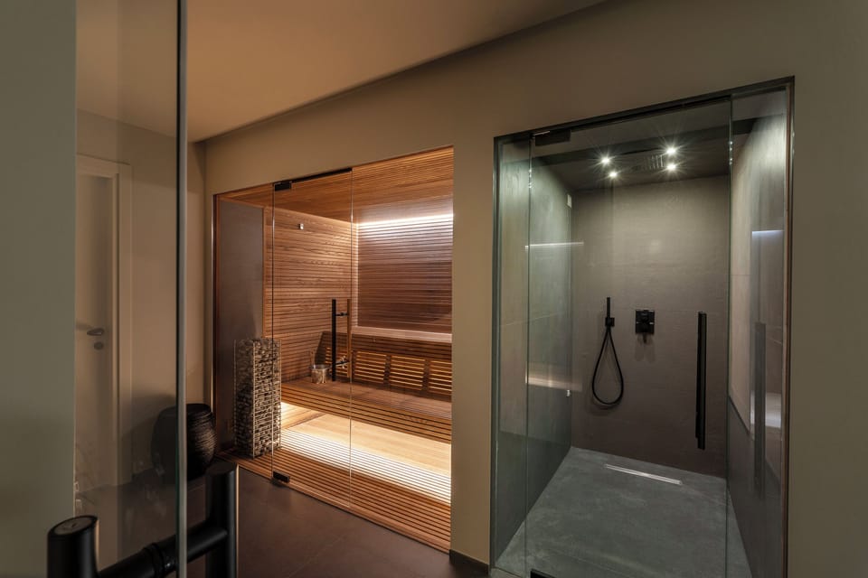 Outdoor treatment areas, sauna, hot tub, steam room, Turkish bath