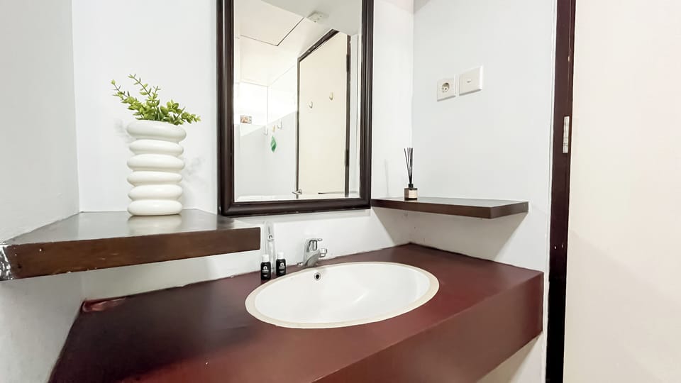 Standard Studio | Bathroom
