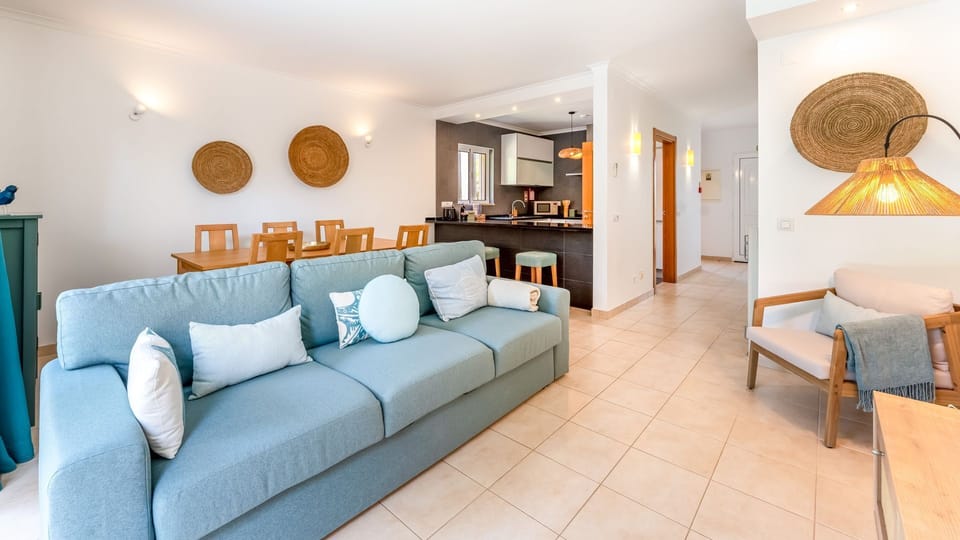 Cozy living area with a comfortable sofa and access to the garden.
#algarve #carvoeiro #portugal