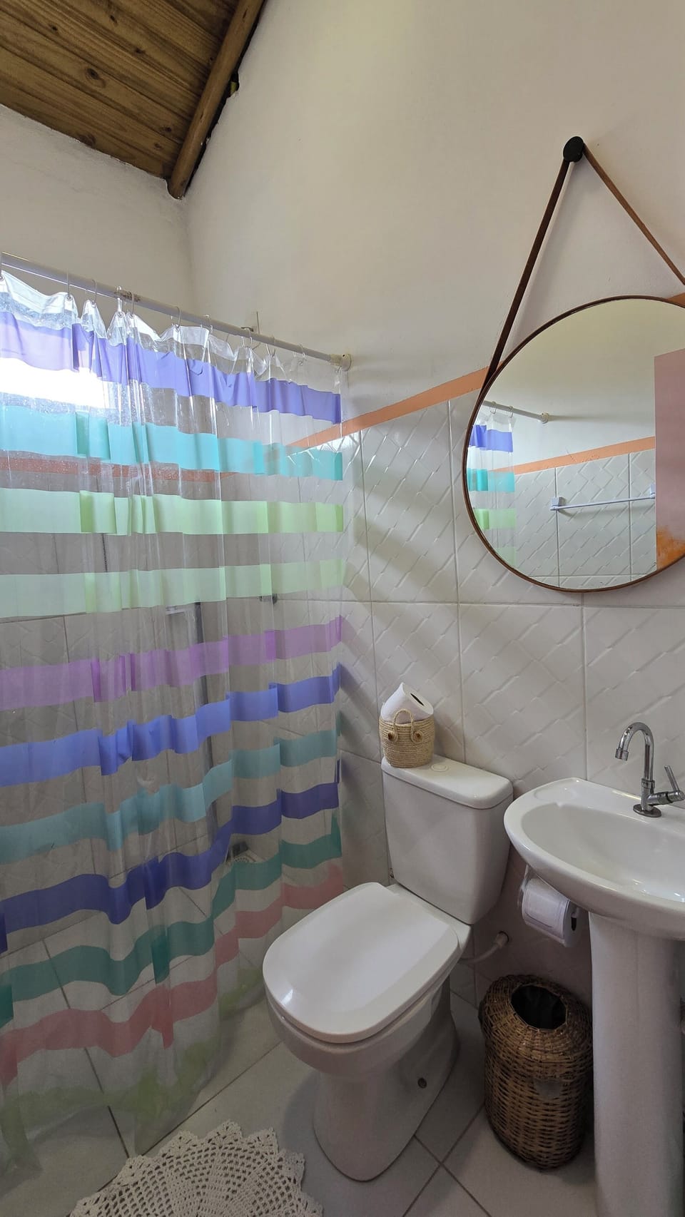 Family Room (Quarto Família) | Bathroom | Shower, towels, soap, shampoo