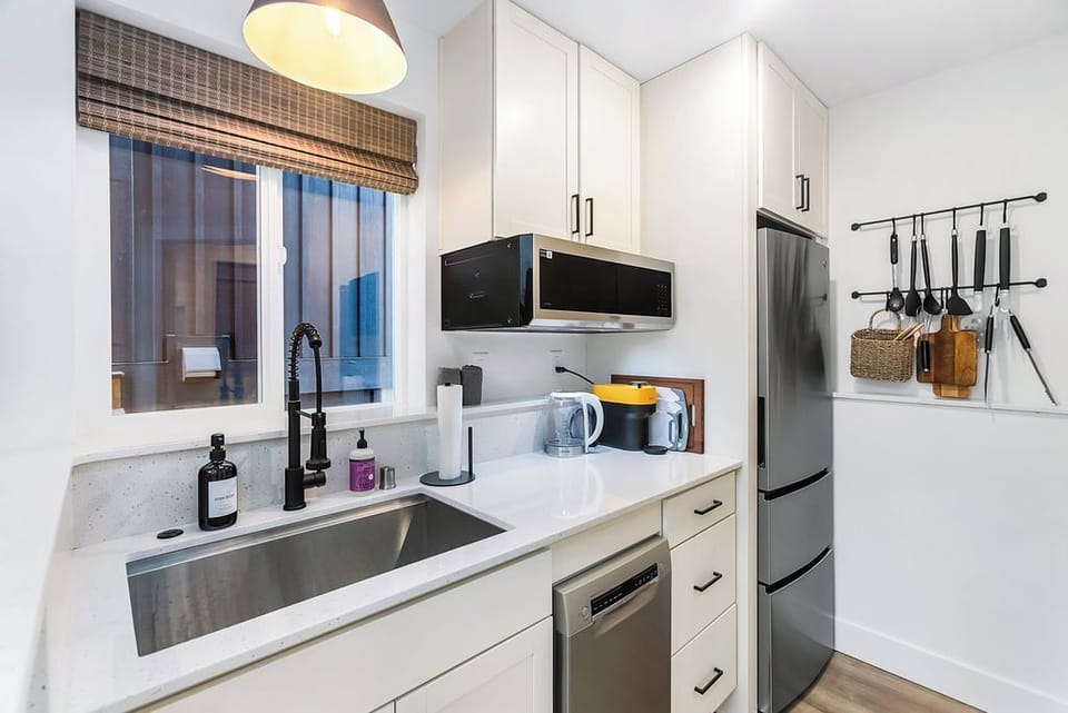 Deluxe House, Bay View | Private kitchen | Espresso maker, electric kettle, spices, paper towels