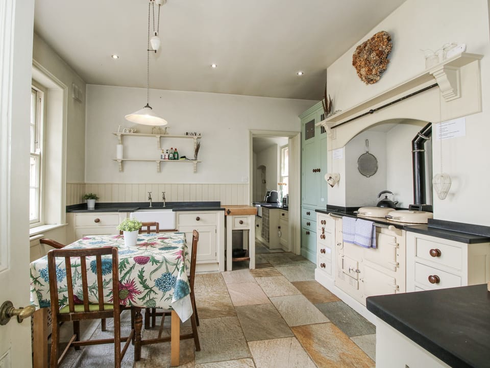 Cottage | Private kitchen | Fridge, dishwasher, cookware/dishes/utensils