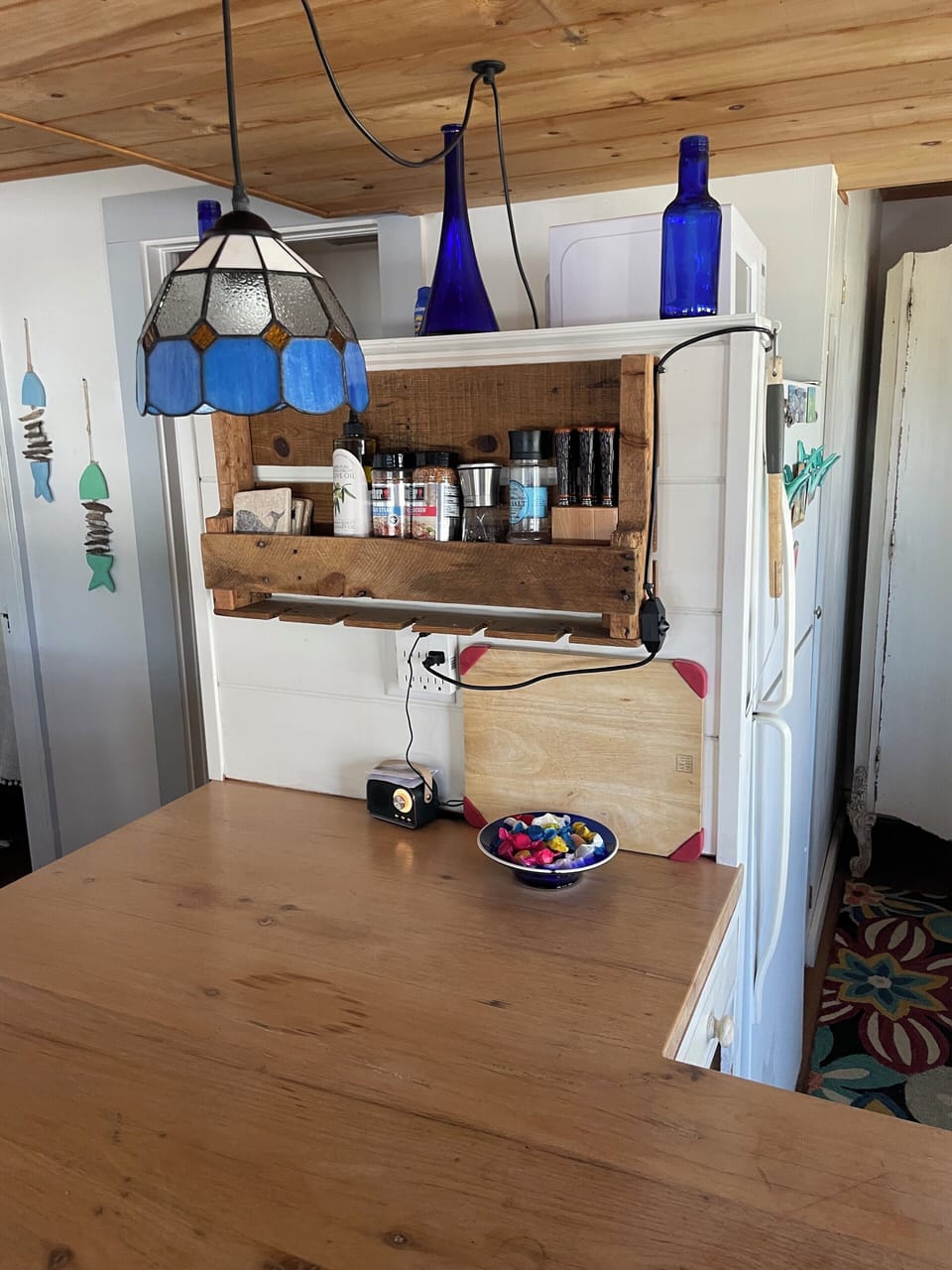 Kitchen Counter / Dine