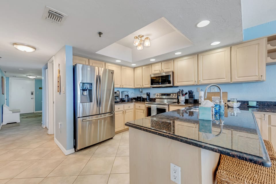 Lovely kitchen with everything you need for beachfront meals.