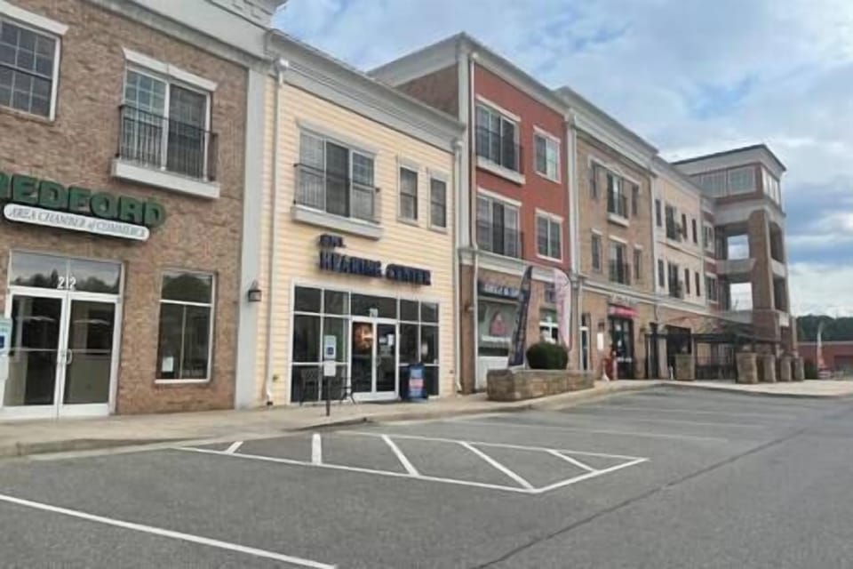 Front of building with restaurants (1)