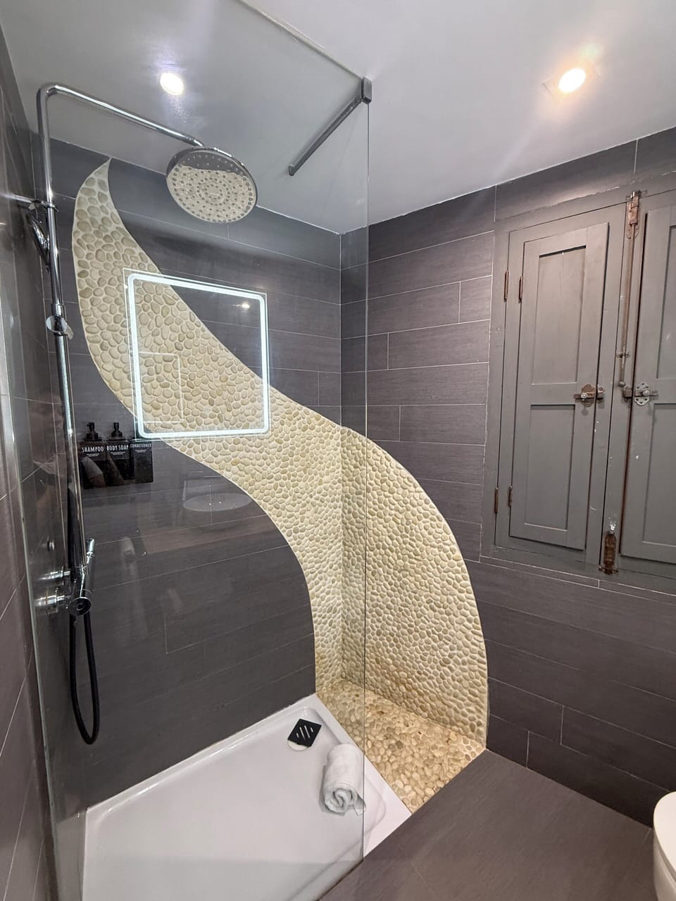 Standard Double Room | Bathroom | Shower, hair dryer, slippers, towels