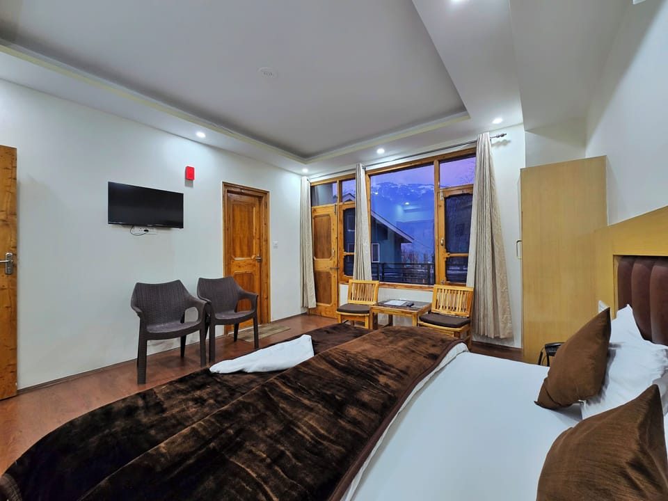 Deluxe Double Room, Balcony, Hill View | Egyptian cotton sheets, premium bedding, rollaway beds, free WiFi