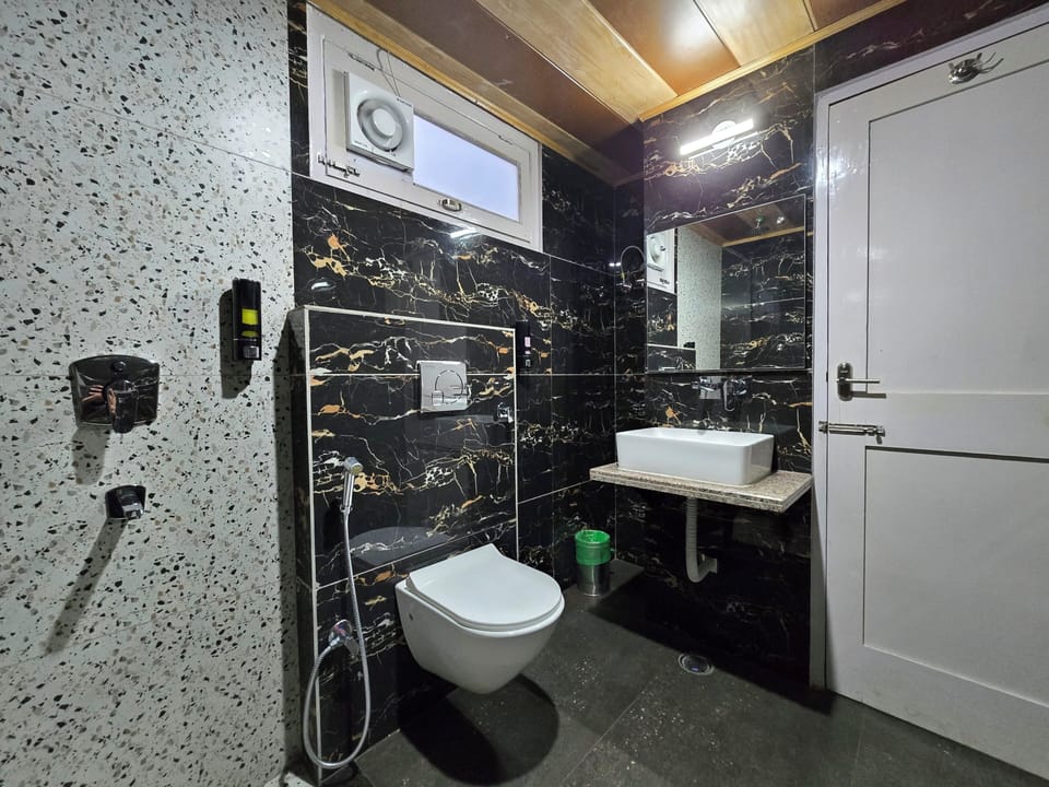 Superior Room, Balcony, Mountain View | Bathroom | Shower, free toiletries, slippers, towels