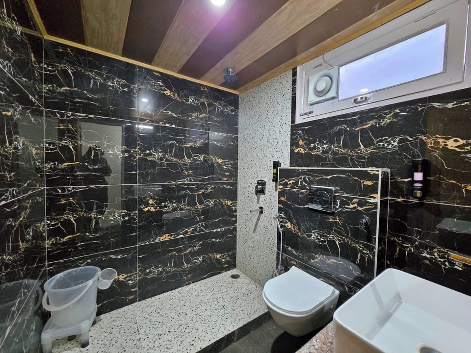 Superior Room, Balcony, Mountain View | Bathroom | Shower, free toiletries, slippers, towels
