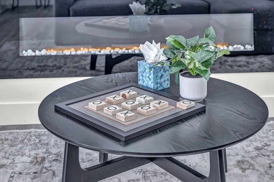Quick game anyone? Challenge your travel buddy to a round of tic-tac-toe! A fun way to pass the time in a stylish setting. X marks the spot for vacation fun! ❌⭕️😄