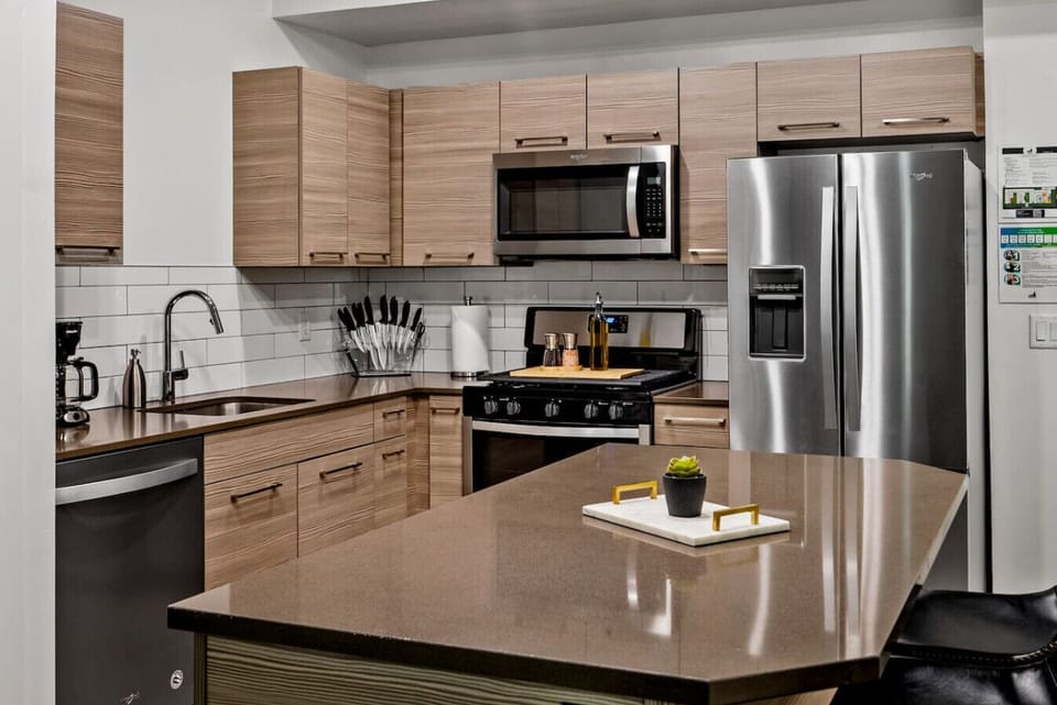Fully stocked kitchen with all that you need. Pots, pans, bakeware, salt +pepper, and olive oil!!