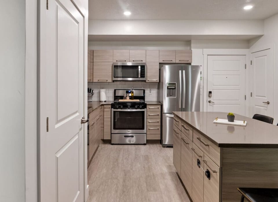 Fully stocked kitchen with all that you need. Pots, pans, bakeware, salt +pepper, and olive oil!!