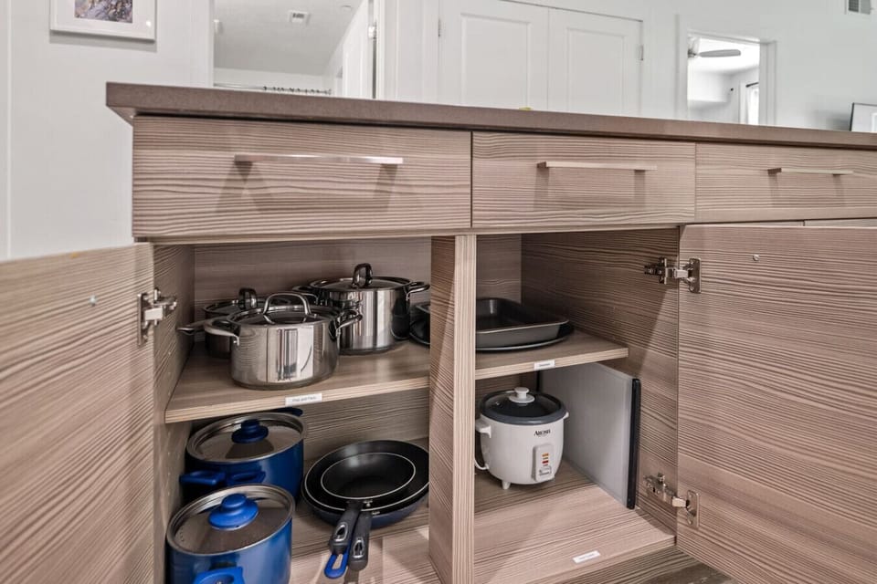 Fully stocked kitchen with all that you need. Pots, pans, bakeware, salt +pepper, and olive oil!!