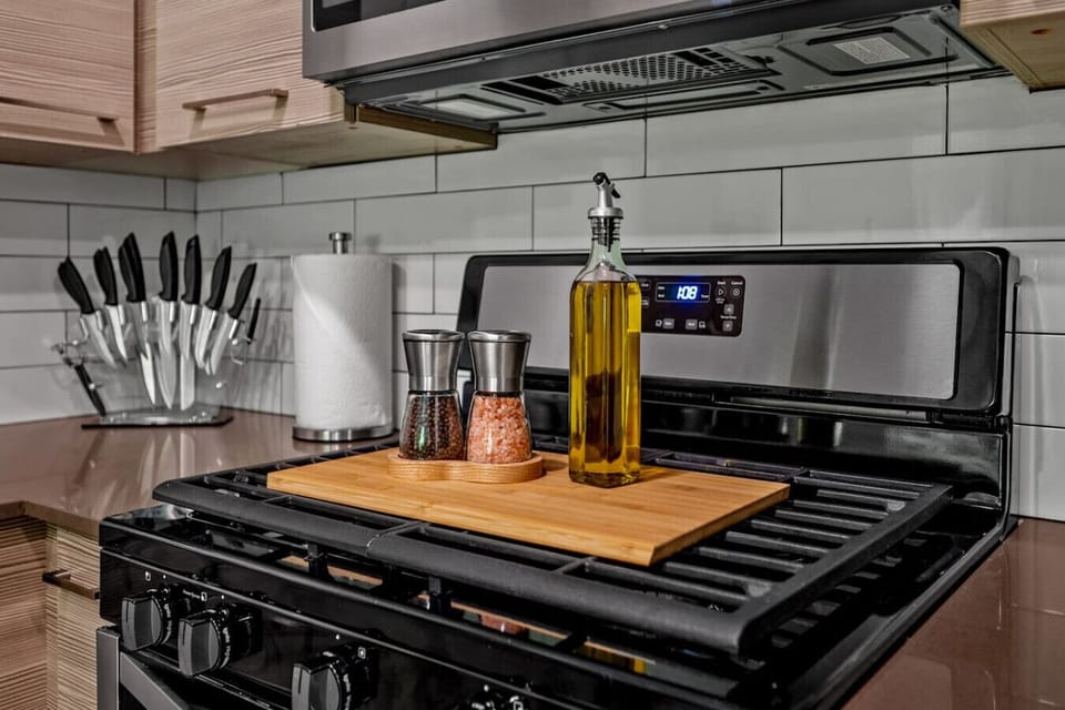 Fully stocked kitchen with all that you need. Pots, pans, bakeware, salt +pepper, and olive oil!!