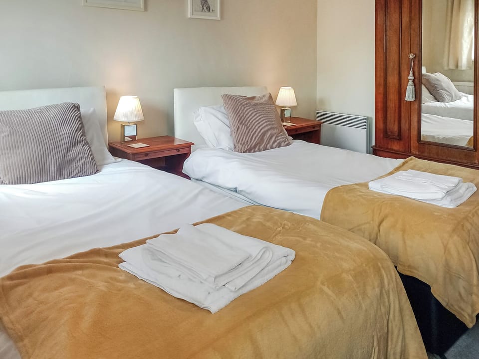 Twin bedroom | Tigers Rest, Harvel, near Meopham