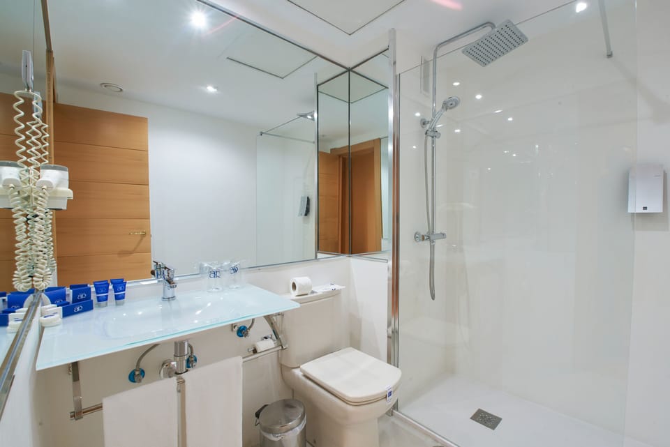 Shower, rainfall showerhead, free toiletries, hair dryer