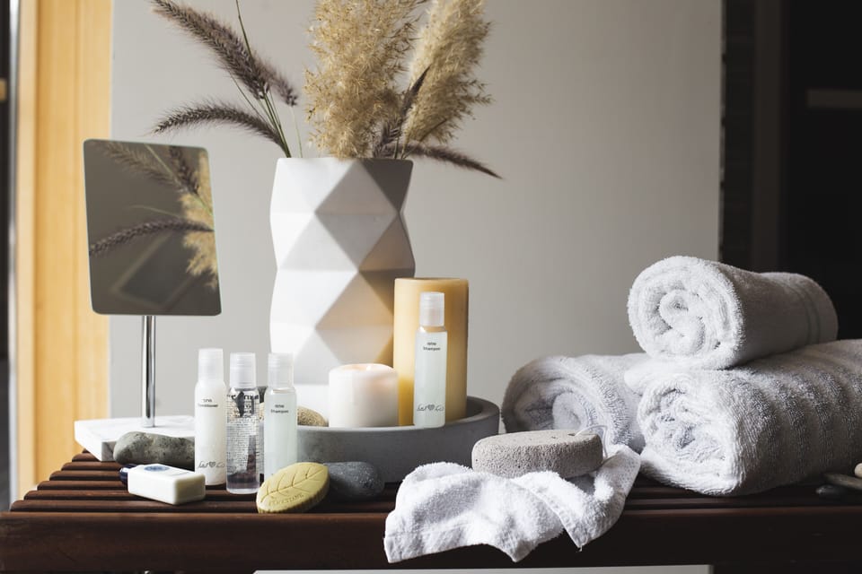 Shower, rainfall showerhead, free toiletries, hair dryer