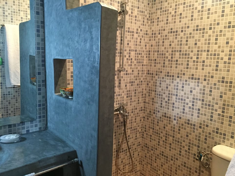 Quadruple Room (Kebdani Room) | Bathroom | Shower, free toiletries, hair dryer