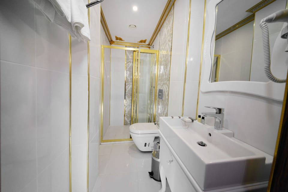 Deluxe Double or Twin Room, 1 Double or 2 Twin Beds | Deep soaking bathtub