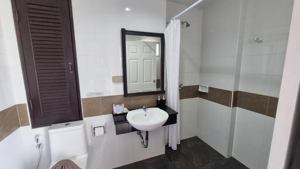 Standard Room | Bathroom | Shower, hair dryer, bidet, towels